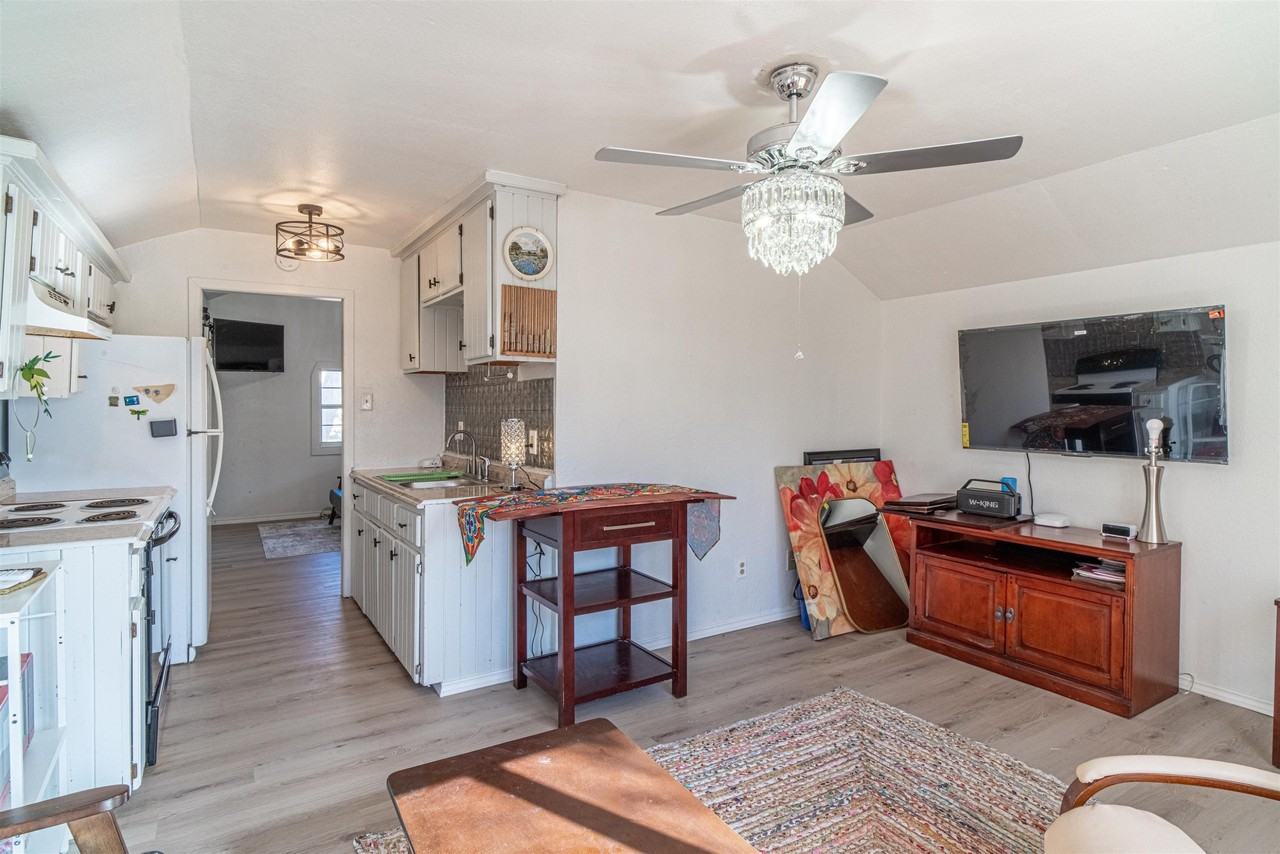 716 1/2 E Losoya St Rear - Photo 6 of 14