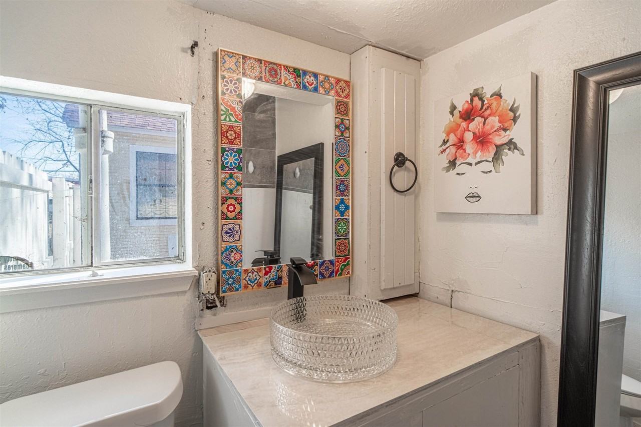 716 1/2 E Losoya St Rear - Photo 7 of 14