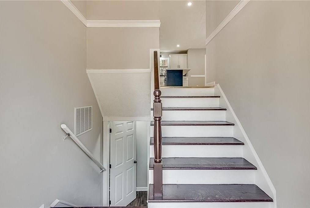 1708 Brandon Sq - Photo 2 of 12