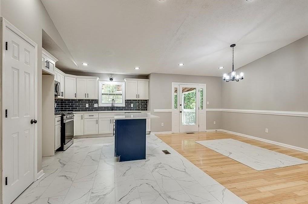 1708 Brandon Sq - Photo 3 of 12