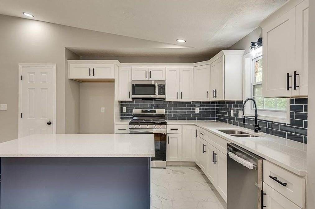 1708 Brandon Sq - Photo 4 of 12