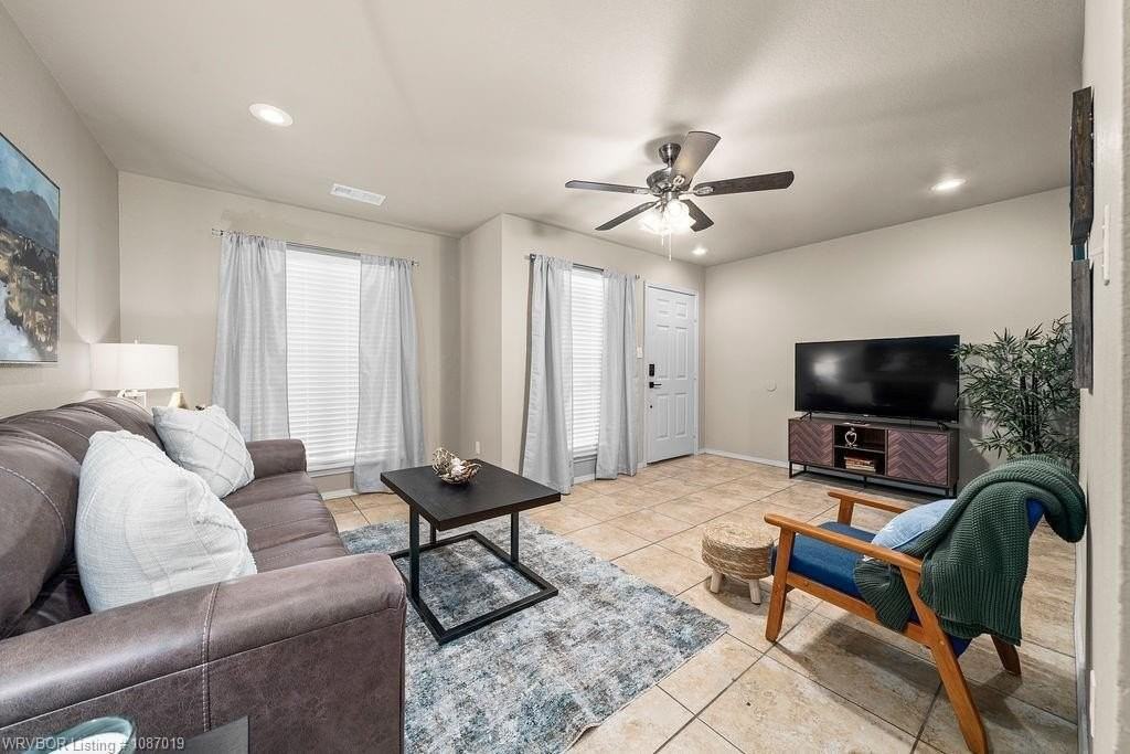 5017 S 28th St - Photo 5 of 31