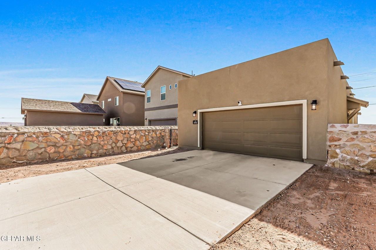 14945 Pebble Hills Blvd - Photo 7 of 36