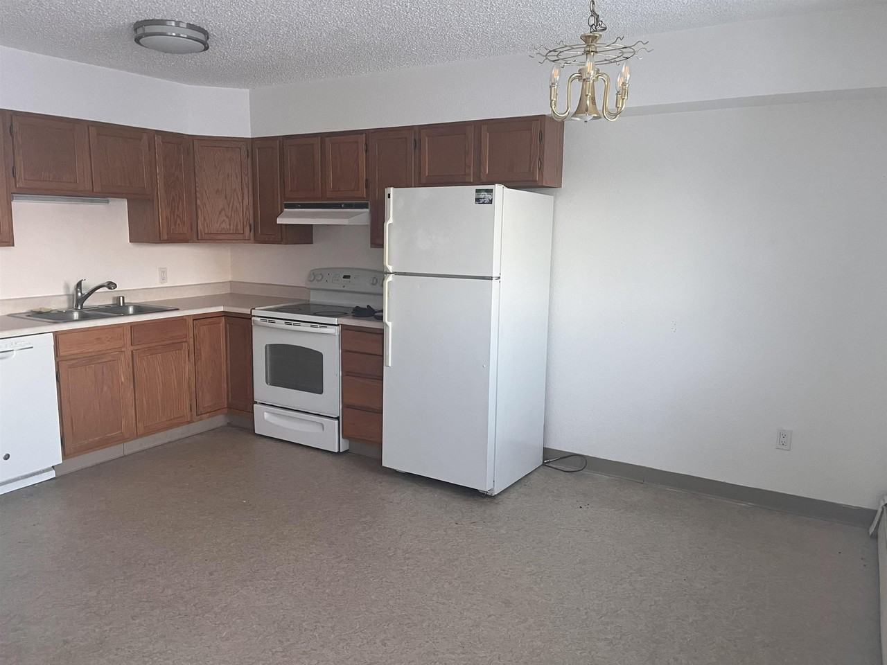 87 Slater Dr #4 - Photo 3 of 10