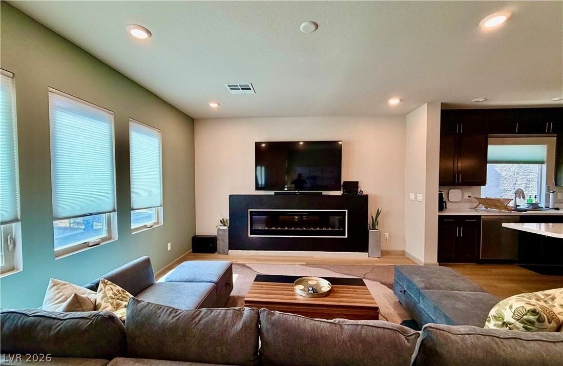 8044 Carpenter Creek Ave - Photo 5 of 30