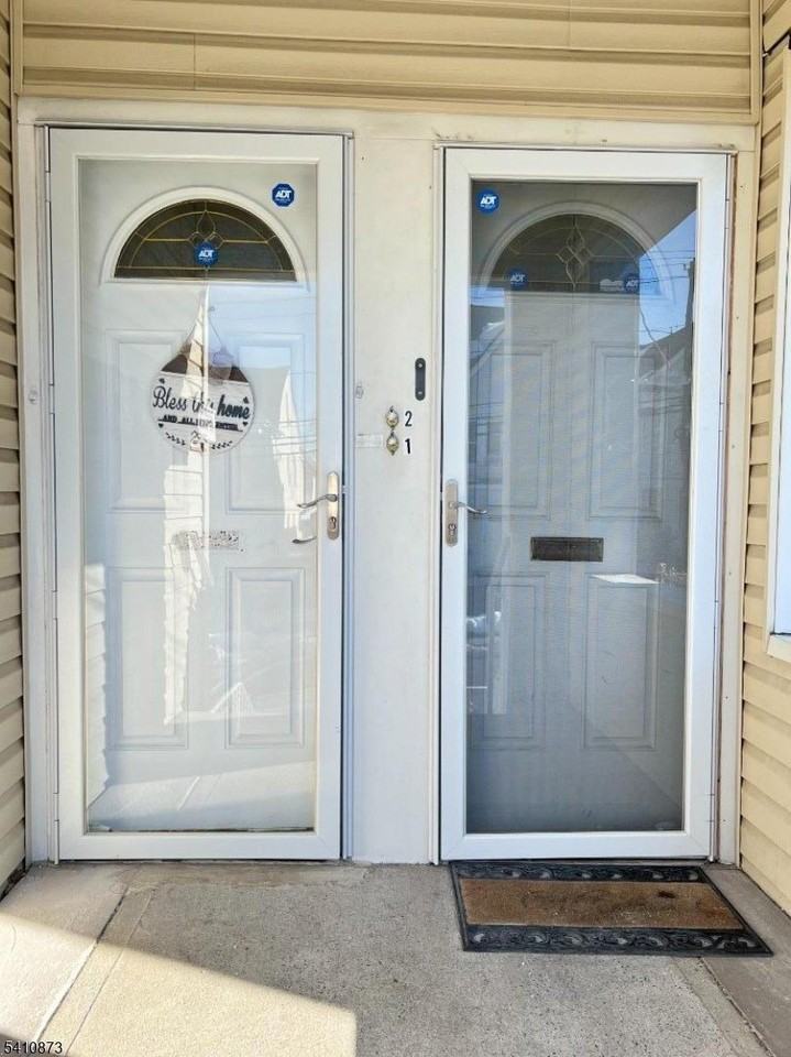 485 E 27th St #2 - Photo 2 of 17