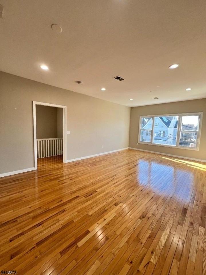 485 E 27th St #2 - Photo 3 of 17