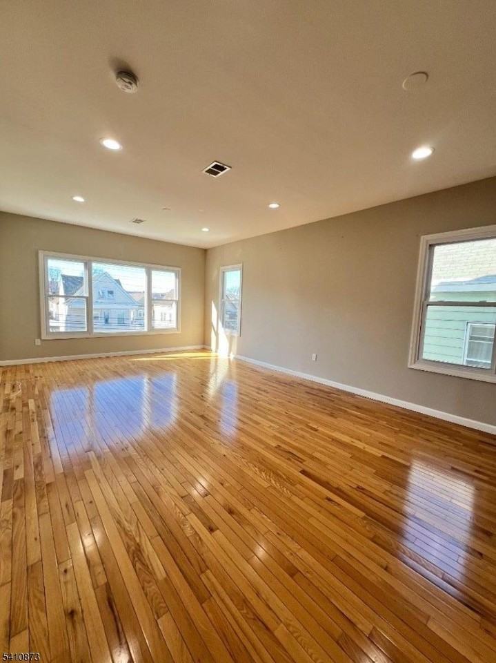 485 E 27th St #2 - Photo 4 of 17