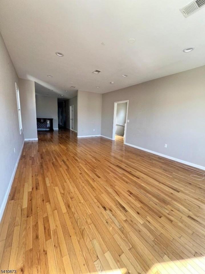 485 E 27th St #2 - Photo 5 of 17