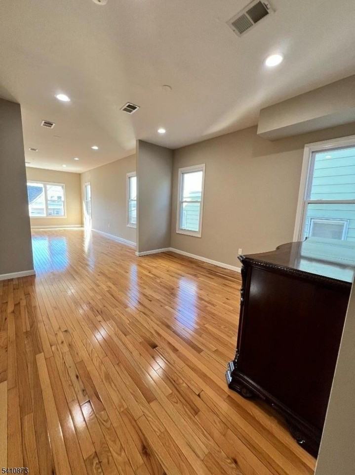 485 E 27th St #2 - Photo 7 of 17