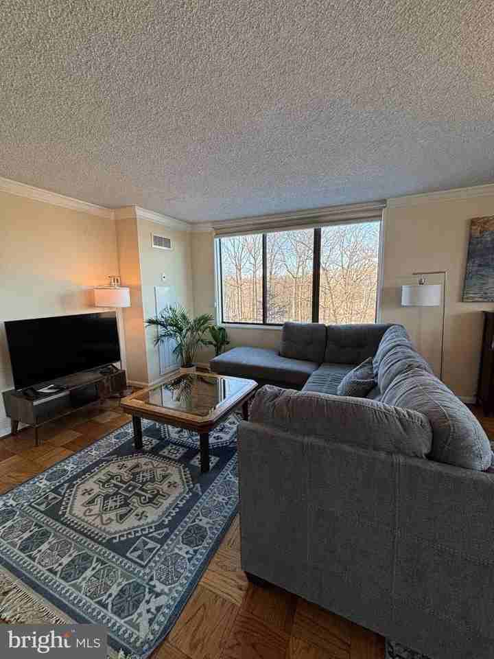 5225 Pooks Hill Rd - Photo 4 of 31