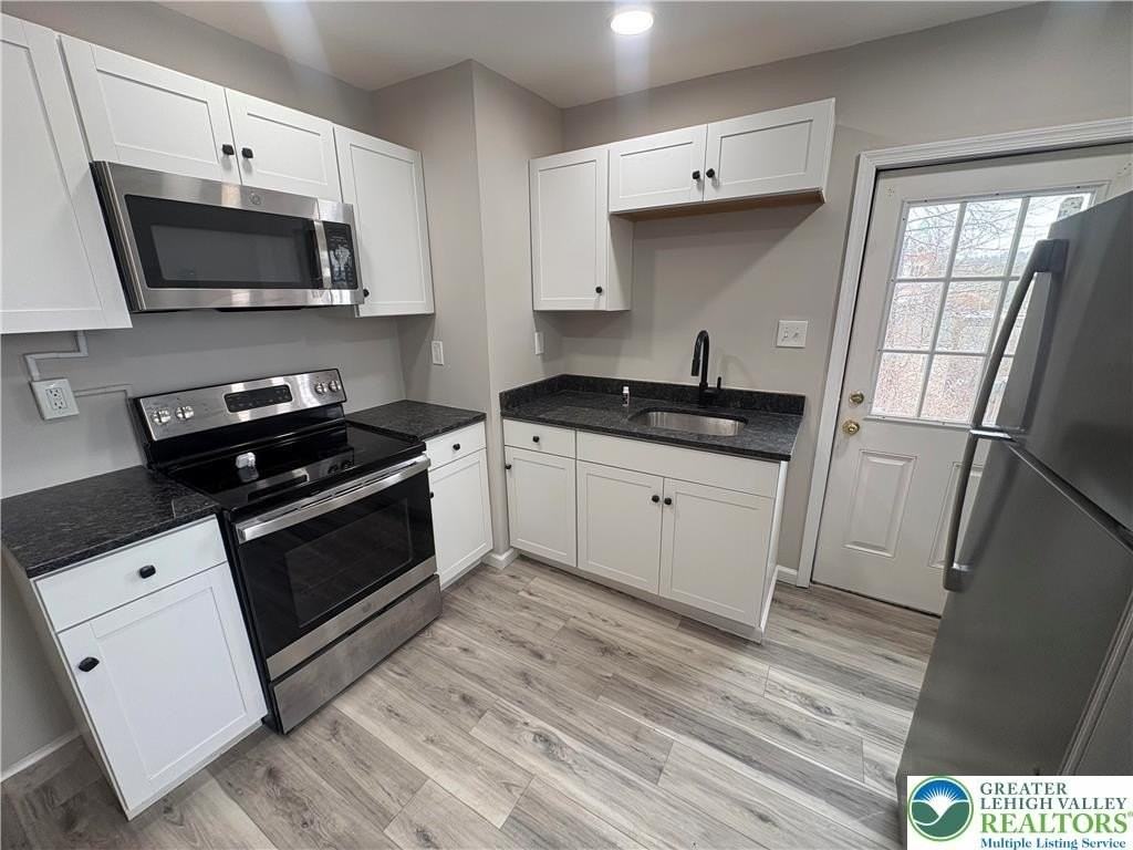 513 Spruce St - Photo 4 of 8