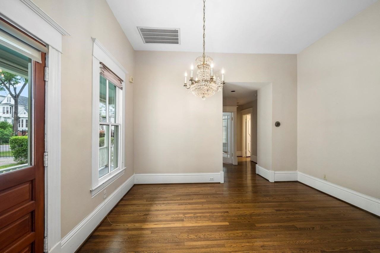 1651 Cortlandt St - Photo 5 of 16