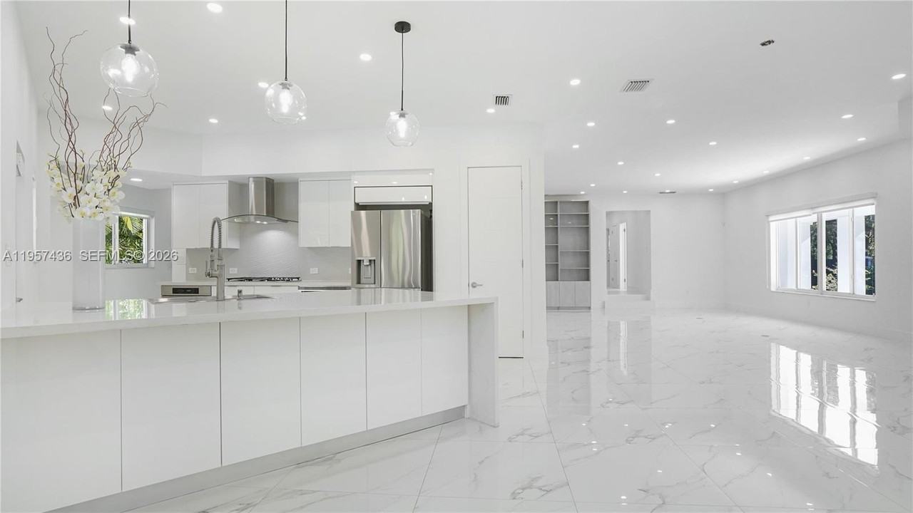 711 Sunset Rd #711 - Photo 2 of 25