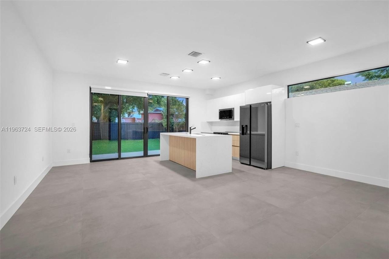 919 Nw 55th St #1 - Photo 4 of 50