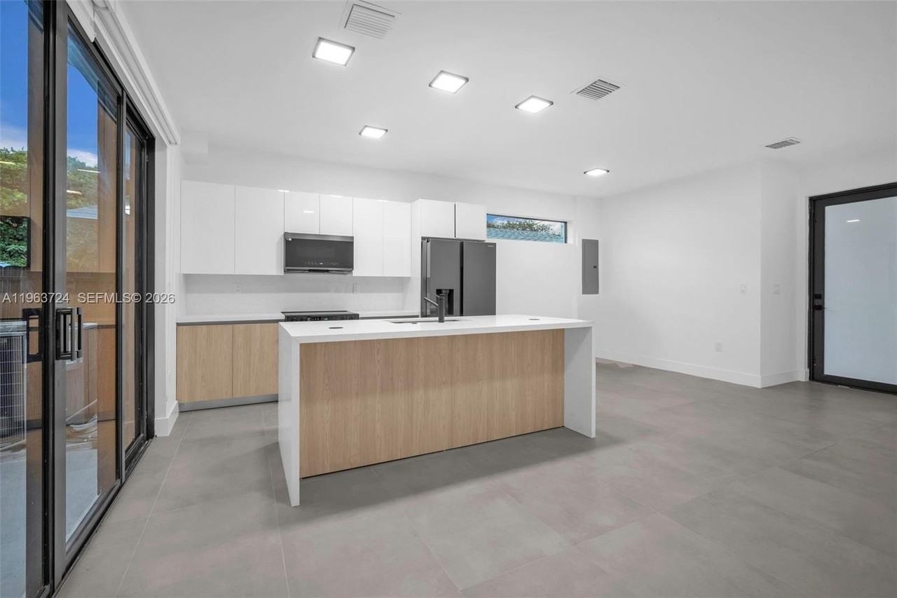 919 Nw 55th St #1 - Photo 6 of 50