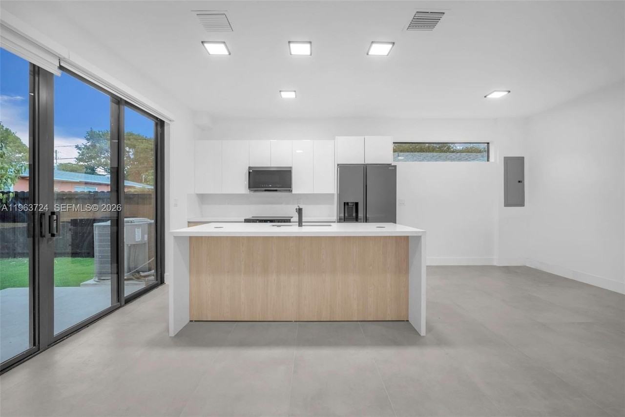 919 Nw 55th St #1 - Photo 7 of 50