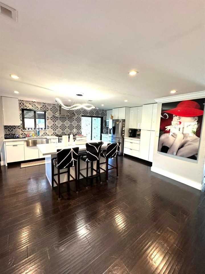 9189 Nw 45th St - Photo 5 of 14