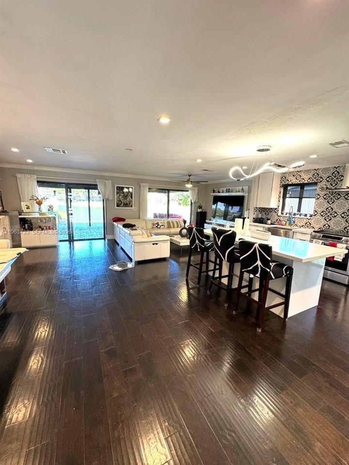 9189 Nw 45th St - Photo 6 of 14