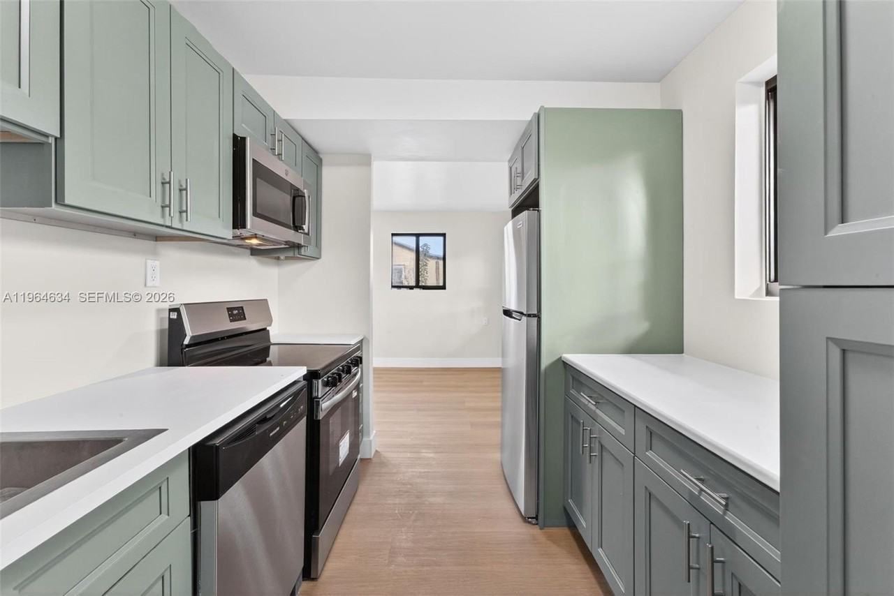 555 Nw 94th St - Photo 2 of 25