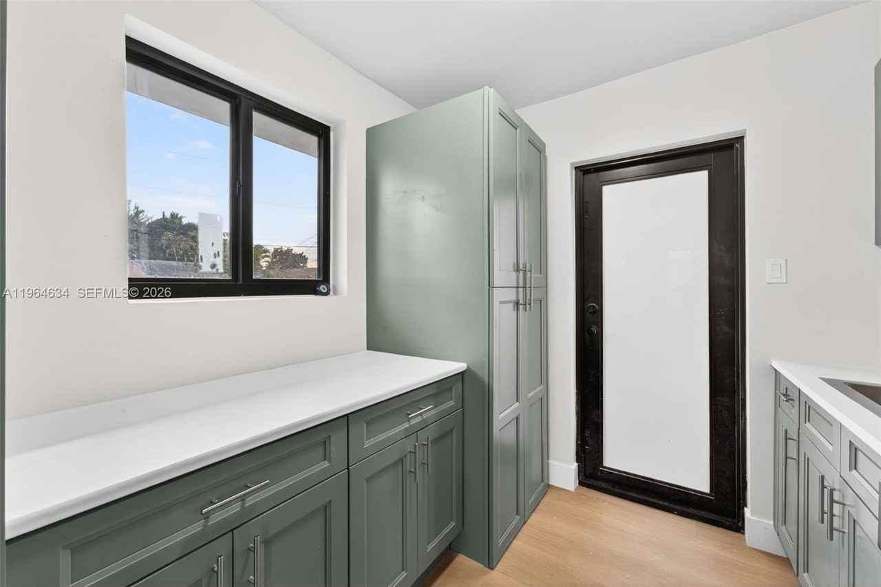 555 Nw 94th St - Photo 3 of 25