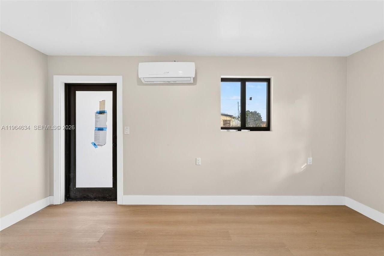 555 Nw 94th St - Photo 7 of 25