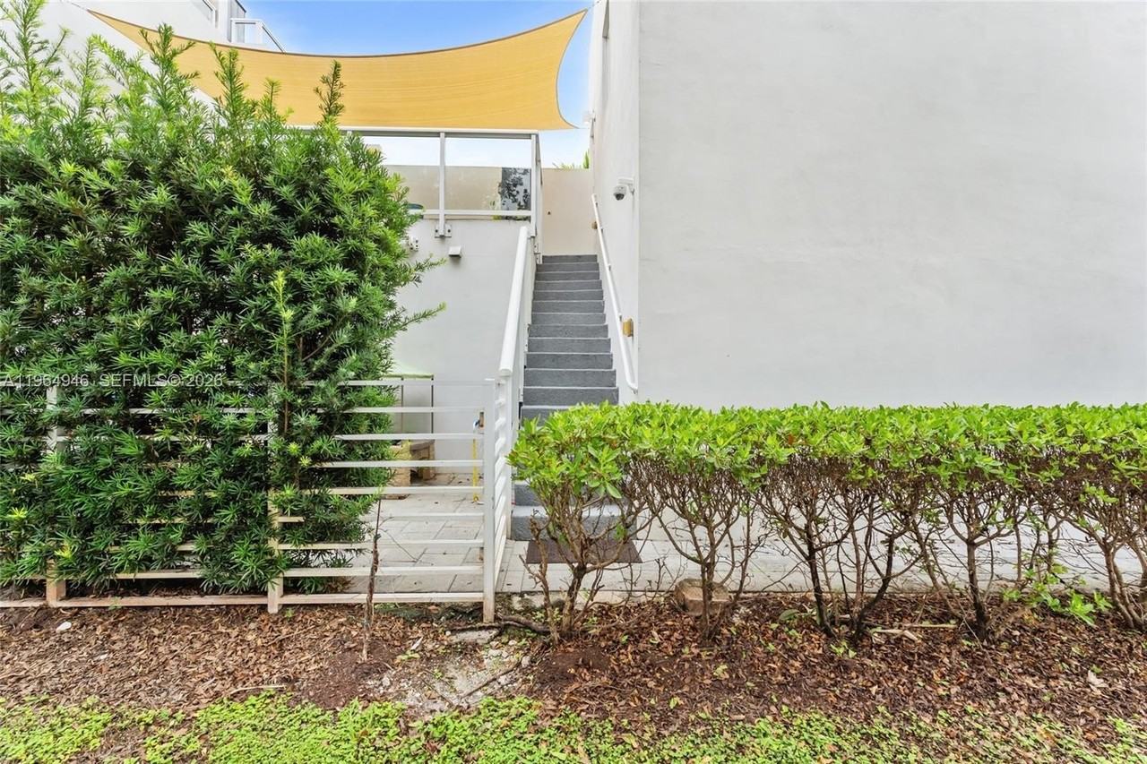 10560 Nw 64th Ter - Photo 7 of 28