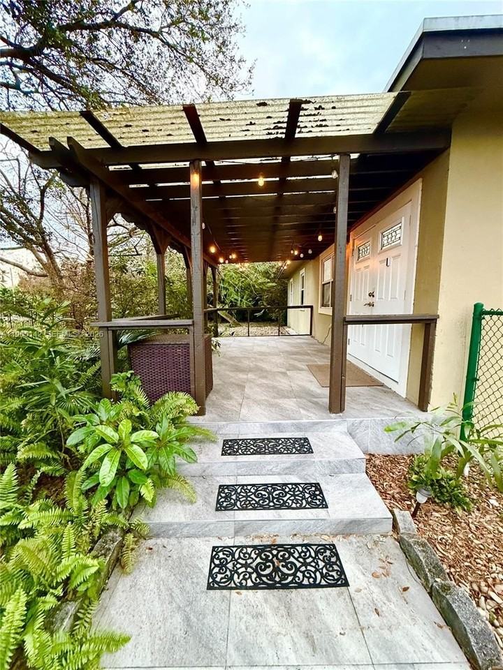 1621 Sw 117th Ave - Photo 2 of 39