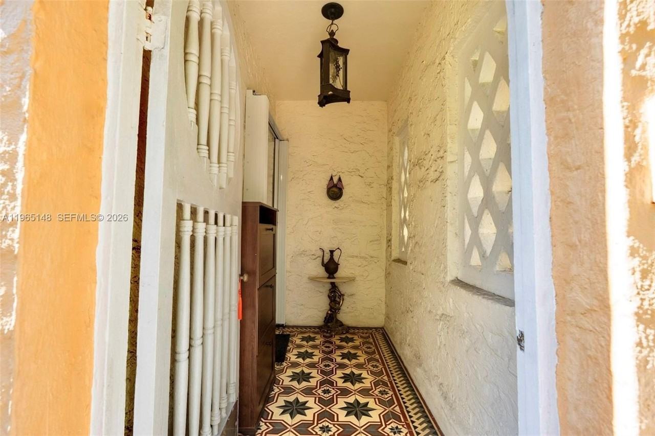 906 Genoa St - Photo 4 of 19