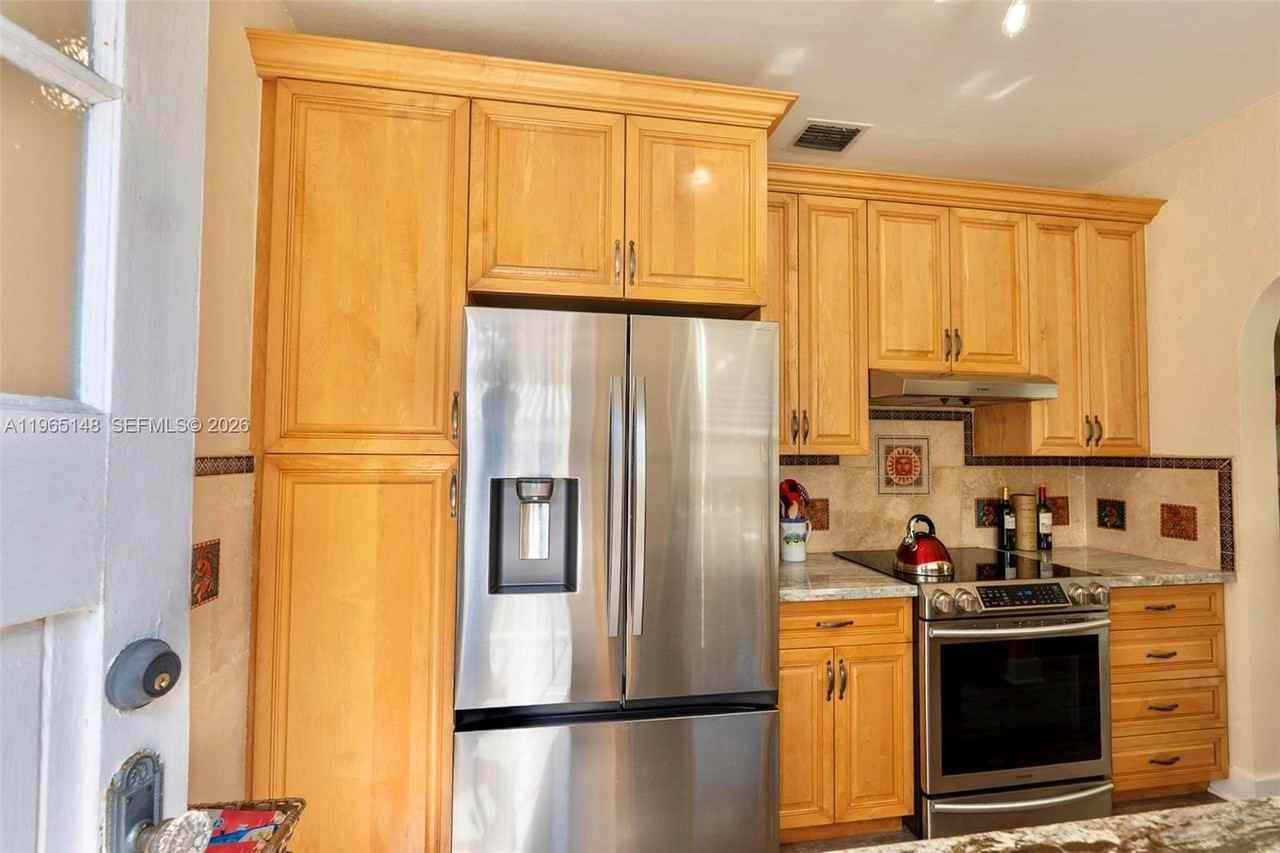 906 Genoa St - Photo 6 of 19