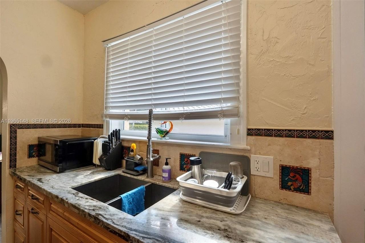 906 Genoa St - Photo 7 of 19