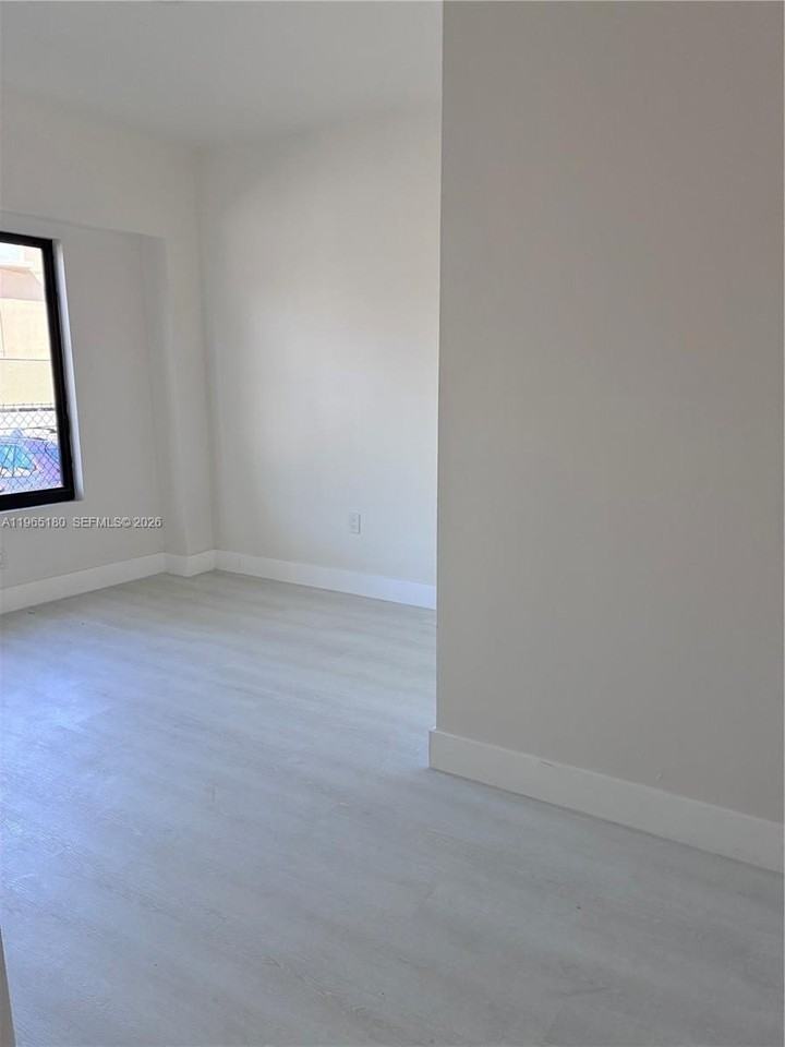 433 Sw 6th St #5 - Photo 3 of 4