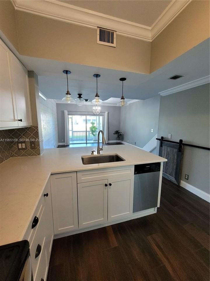 205 Mallory Ct #205 - Photo 4 of 26