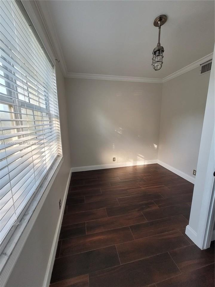 205 Mallory Ct #205 - Photo 5 of 26