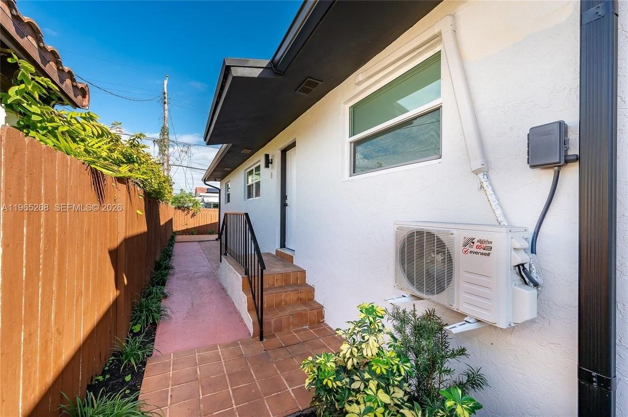 3321 Nw 19th Ter #B - Photo 2 of 23