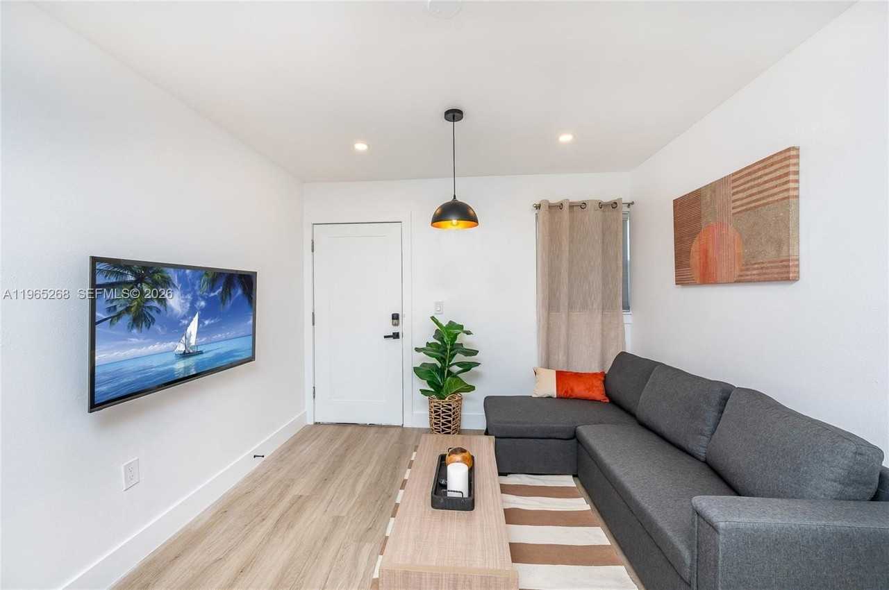 3321 Nw 19th Ter #B - Photo 5 of 23