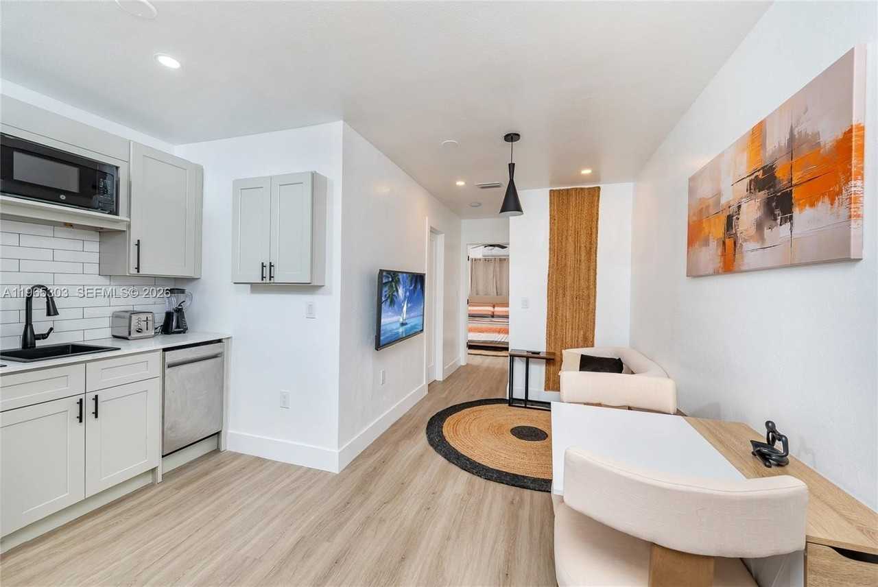 3321 Nw 19th Ter #C - Photo 4 of 12