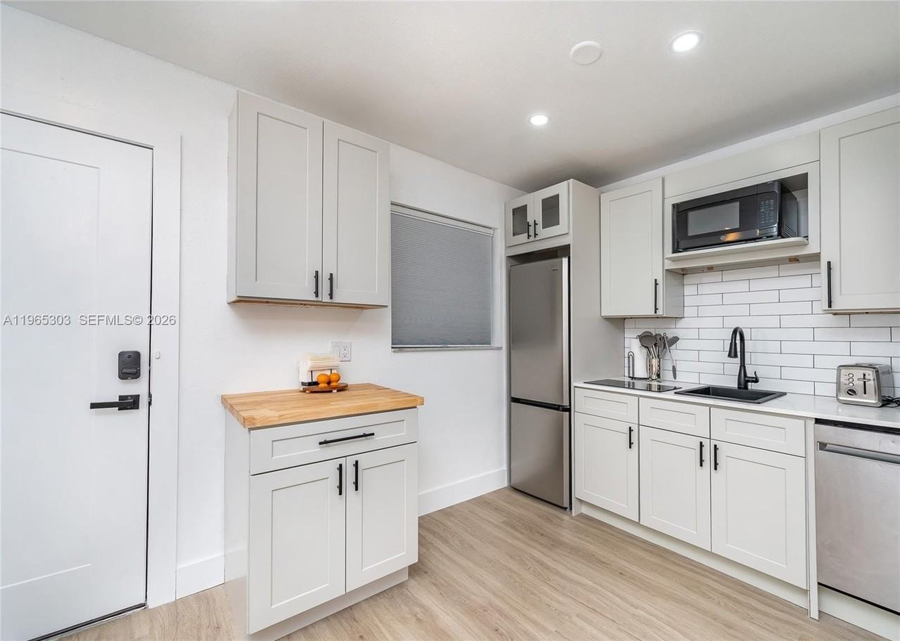 3321 Nw 19th Ter #C - Photo 5 of 12