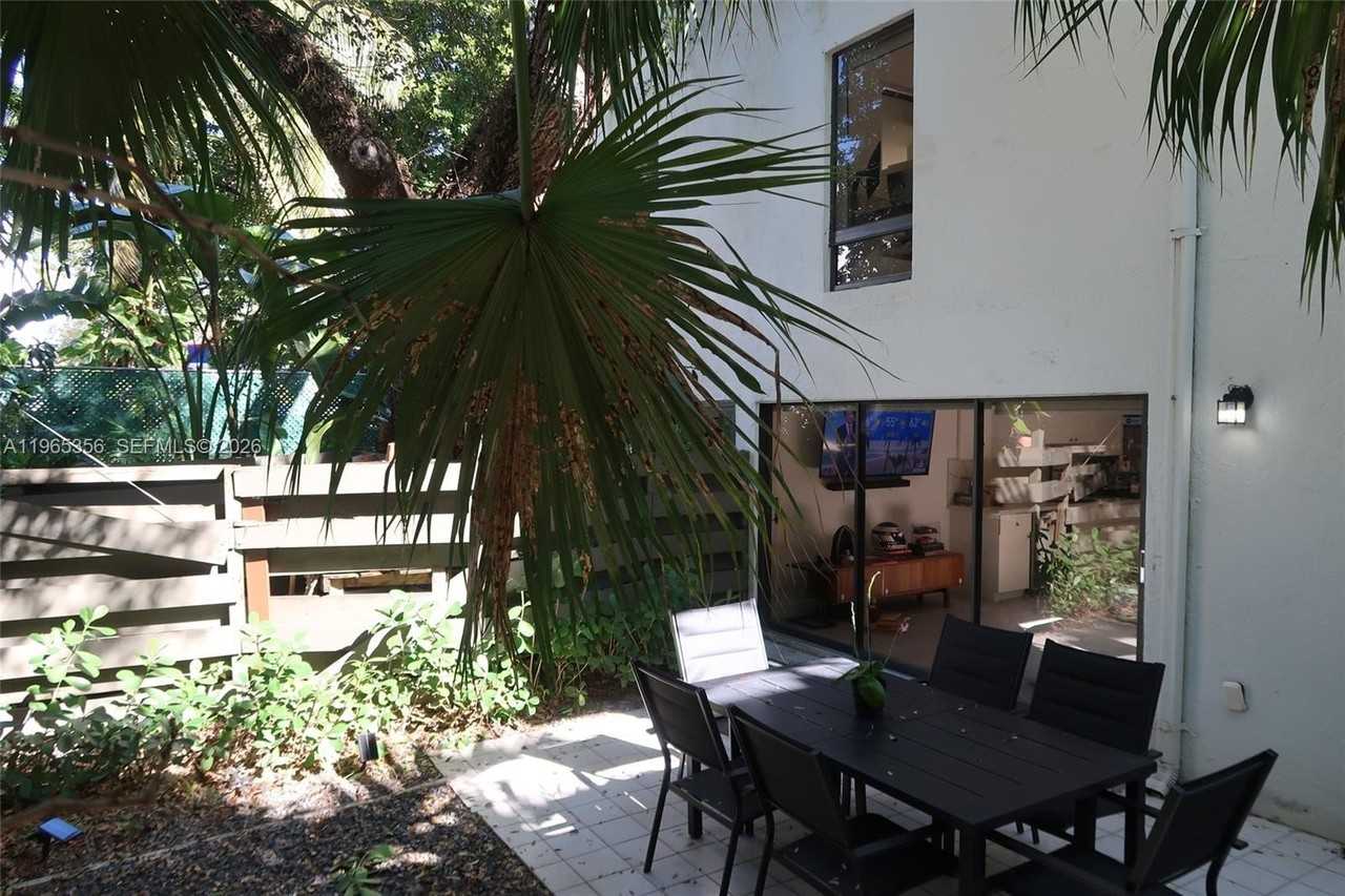 3034 Sw 27th Ave #4 - Photo 3 of 13