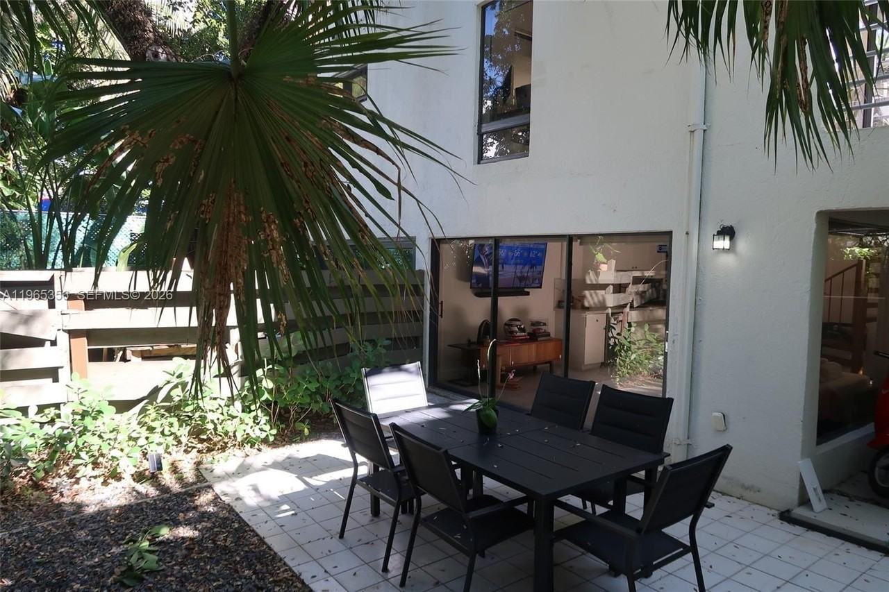 3034 Sw 27th Ave #4 - Photo 4 of 13