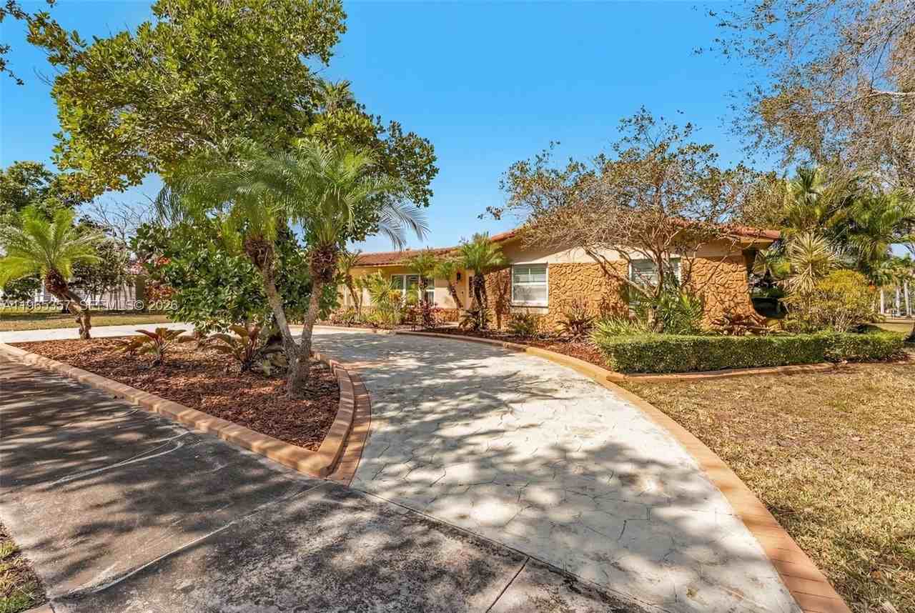 11201 Sw 136th St - Photo 4 of 40