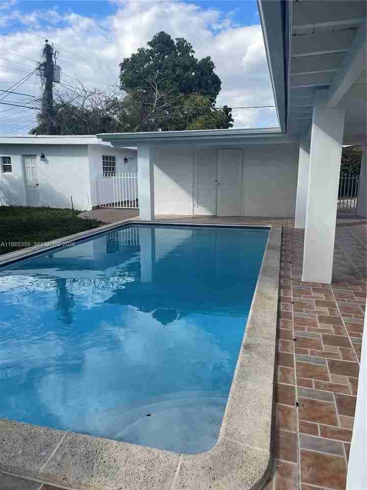 3310 Sw 94th Pl - Photo 3 of 7