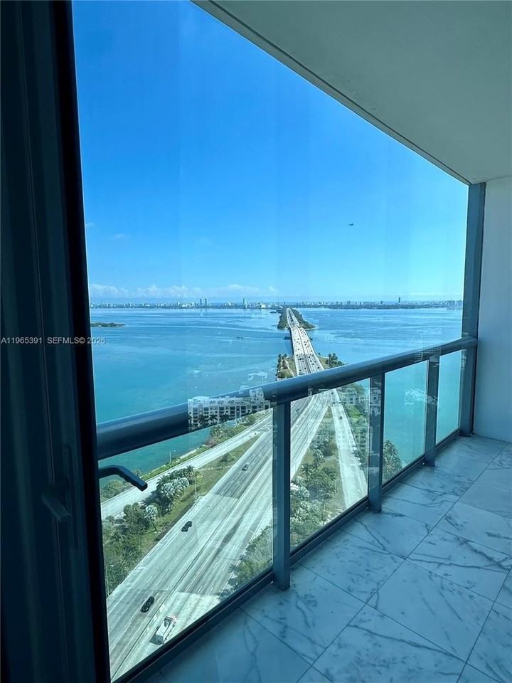 601 Ne 36th St #3111 - Photo 3 of 35