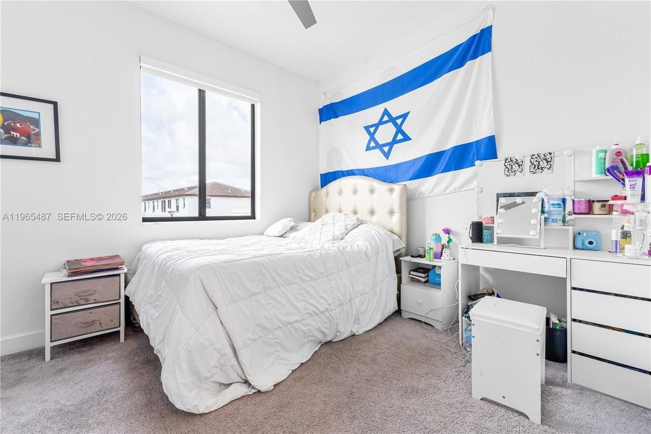 817 Ne 211th St #0 - Photo 3 of 20