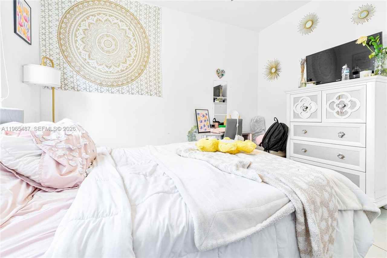 817 Ne 211th St #0 - Photo 4 of 20