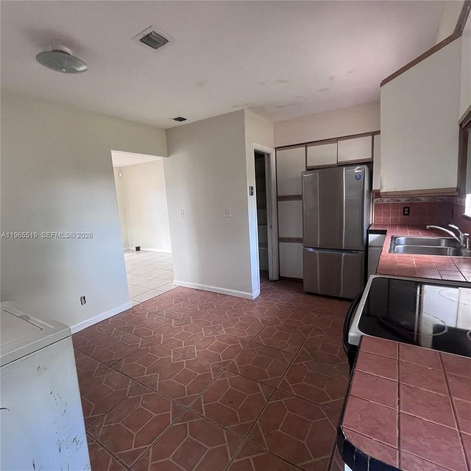 114 Sw 67th Ter - Photo 3 of 7