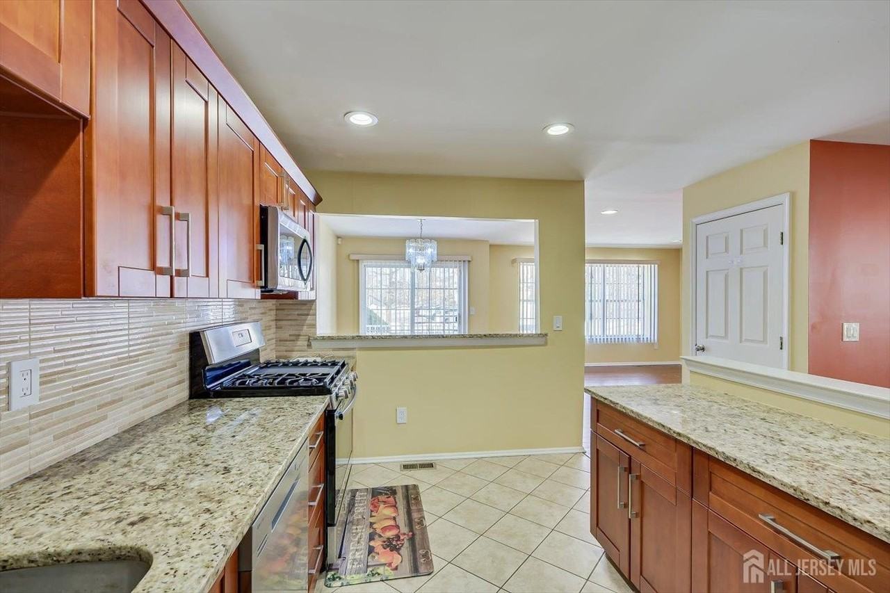 160 Vasser Dr - Photo 3 of 33