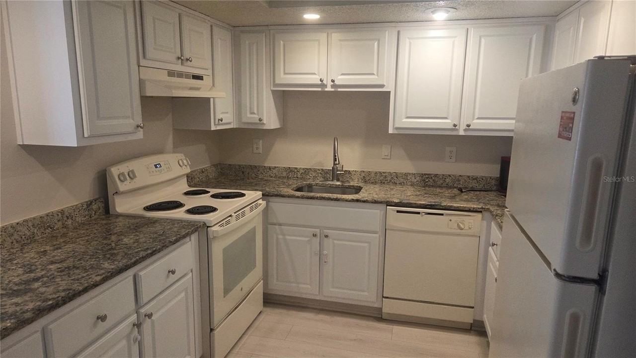 589 Fairways Cir #B - Photo 2 of 13