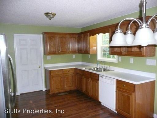 388 Summers Dr - Photo 2 of 13