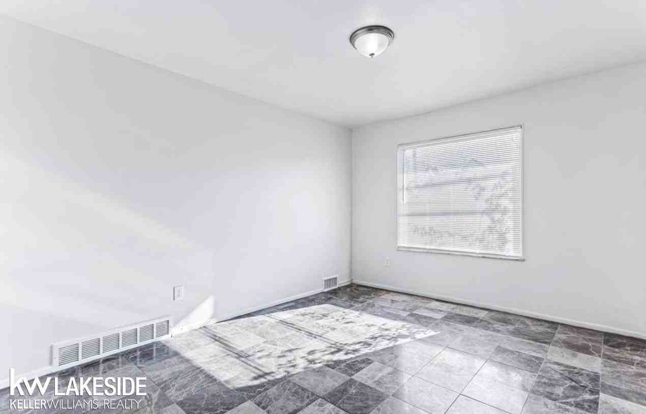 18130 Roseland Blvd - Photo 7 of 15